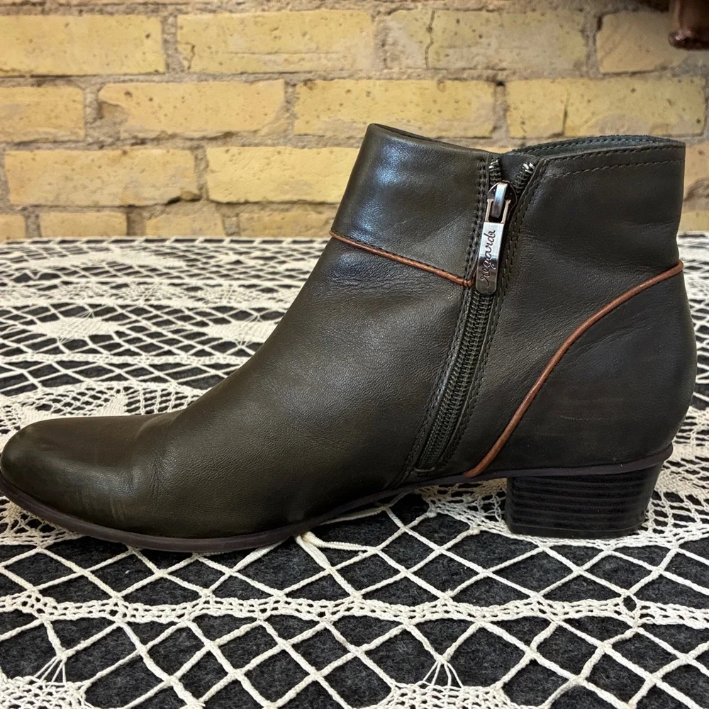 Regarde Le Ciel Stefany Olive Leather Ankle Boots with Contrast Trim - Picture 4 of 9